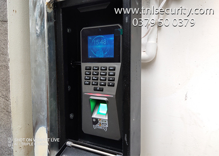 Lap-dat-khoa-van-tay-nha-tro-cho-cua-cong-sat-mot-canh-tai-Tan-Binh